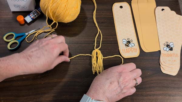 Bee Bookmarks Tassel 10 Tie Yarn Around