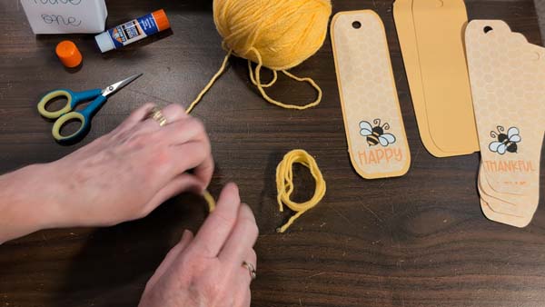 Bee Bookmarks Tassel 4 Cut Yarn for Hanger