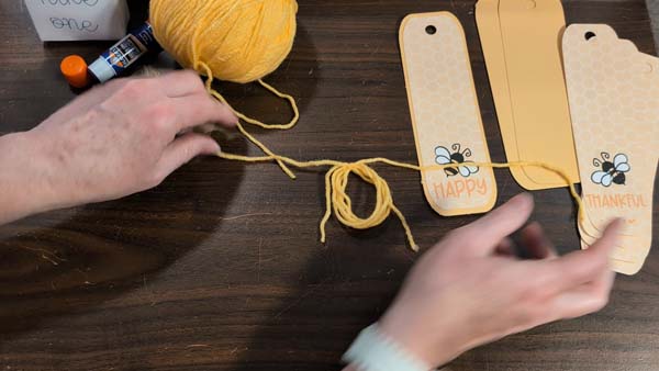 Bee Bookmarks Tassel 7 Tie Yarn