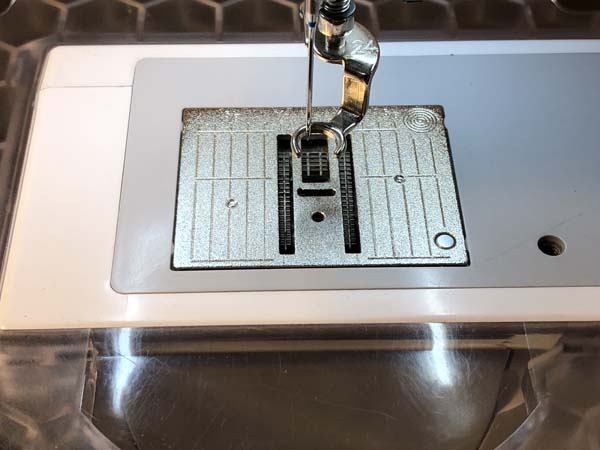 Button Stitch Open Lower Feed Dogs