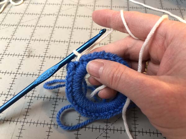 Crochet Wreath Ornament 11 Join Color 2 with SLST