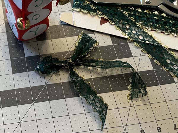 Cube Ornament 10 Tie Bow