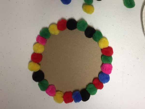 Doll House Pom-Pom Rug Tutorial - Outside Edge