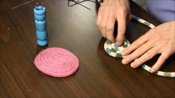 Dollhouse Rug Spool knit_1.1.3