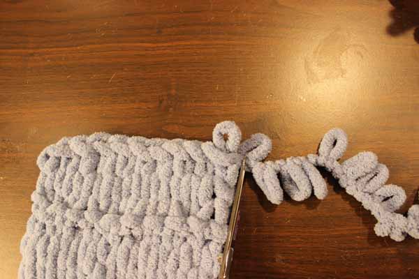 Easy Loop Yarn Scarf 11 Finished Bind Off