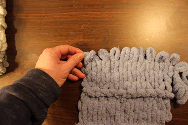 Easy Loop Yarn Scarf 9 Bind Off Pass Loop Through