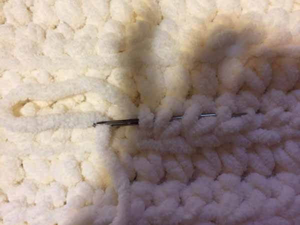 Easy Crochet Blanket Tutorial - Weave in Ends