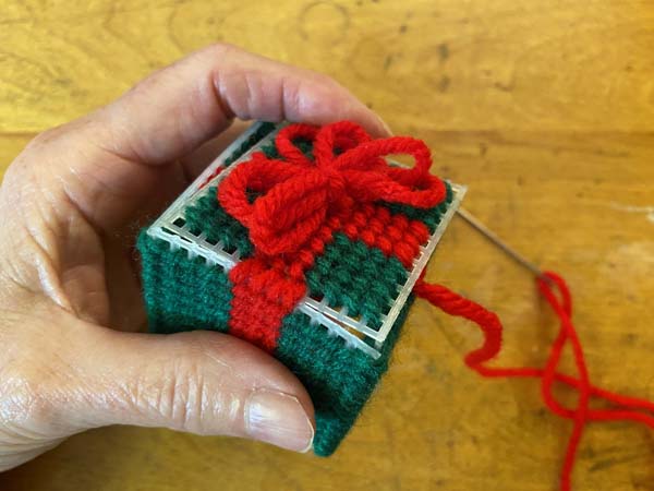 Gift Box Ornament 26