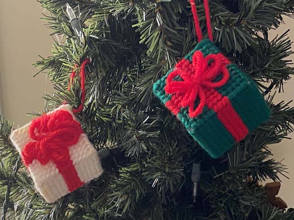 Gift Box Ornament 32