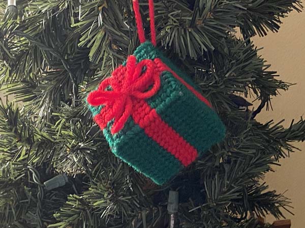 Gift Box Ornament 33