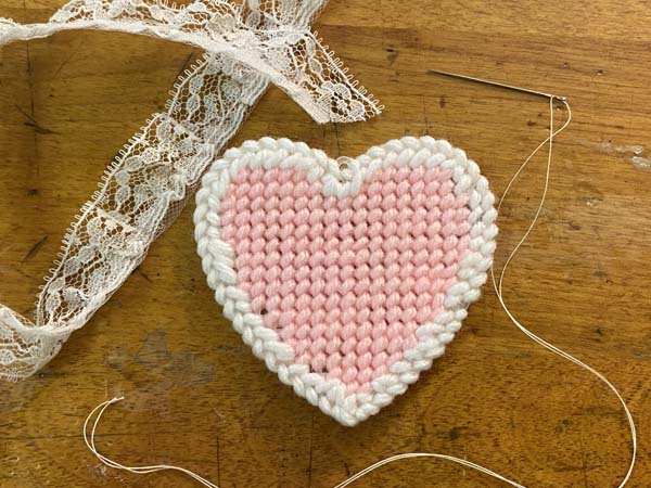 heart-ornament-perfect-for-valentine-s-day-with-plastic-canvas-needlepointers-com