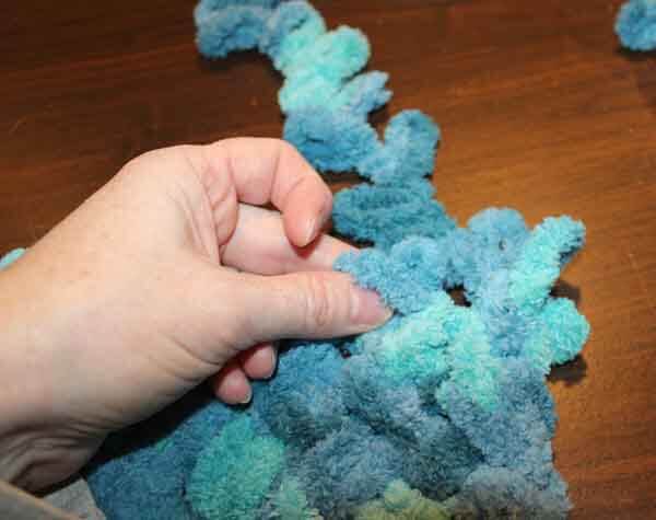 Loop Yarn Criss Cross Stitch Tutorial - Continue row crossing loops and working