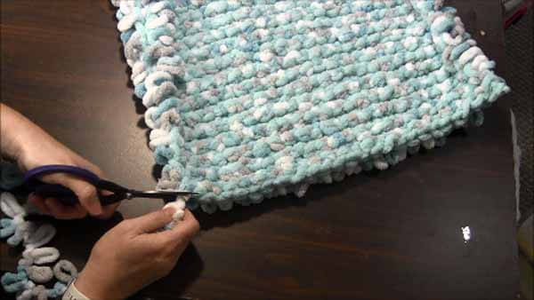 Loop Yarn Loopy Bath Rug Tutorial - Cut off Loop