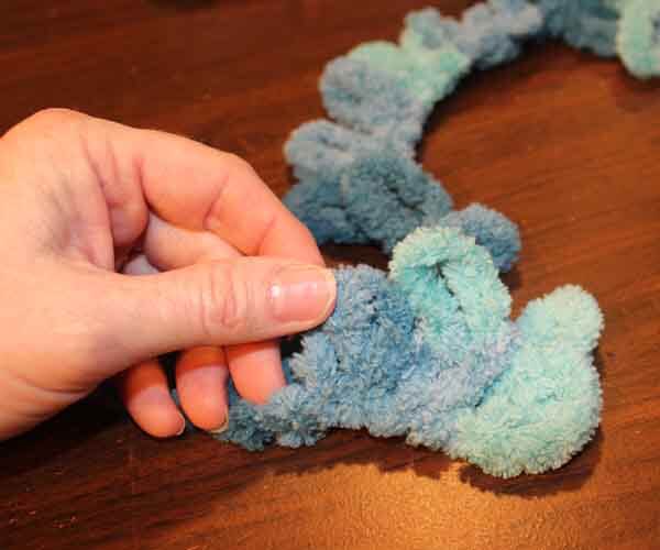 Loop Yarn Stocking Stitch Tutorial - Keep Working Across Row