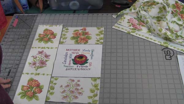 Mothers Day Pillow with Cording Show Borders