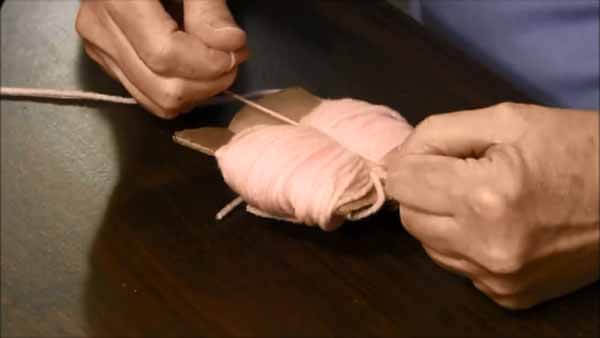 Pom-pom Tutorial - Tie First Yarn