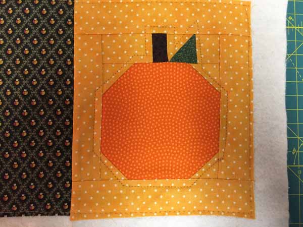Pumpkin Mug Rug Tutorial - Quilting Close Up