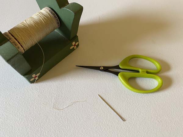 Quilters Knot Thread Needle Scissor