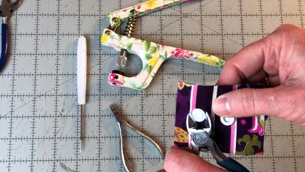 Remove Kam Snaps Jewelry Pliers around snap