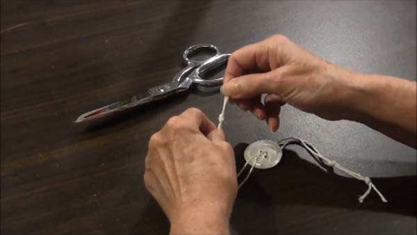 Thread Spinner Toy - Tie Knots