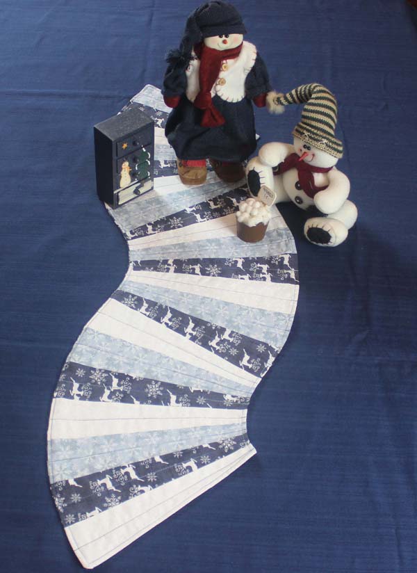 Free Wavy Table Runner with Straight Quilting