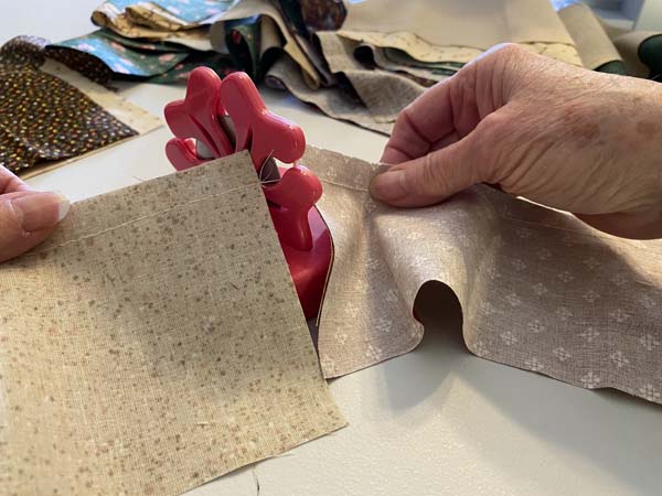 Widen Backing Cutting Chains with Blade Saver Thread Cutter