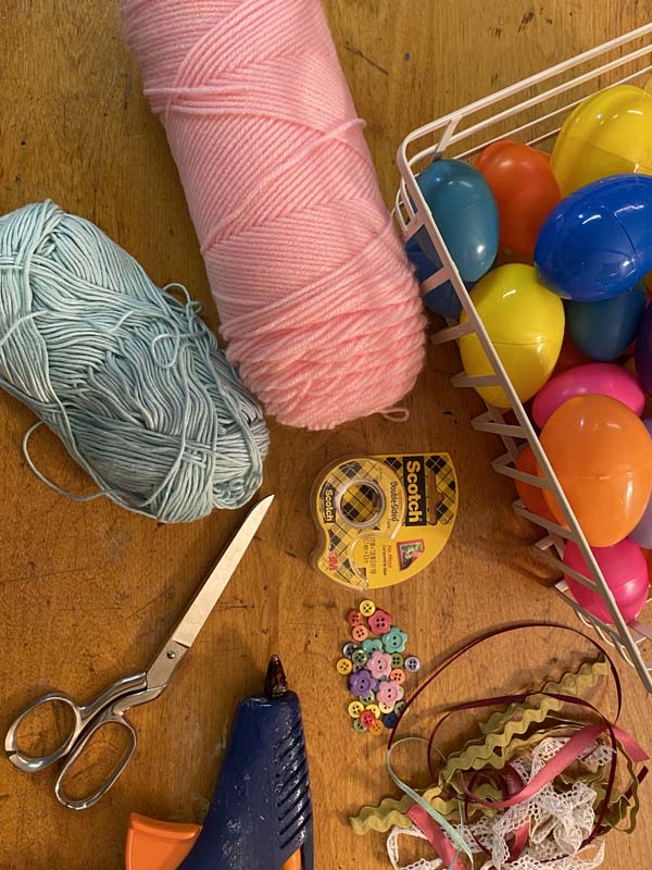 Decorating Plastic Easter Eggs with Yarn