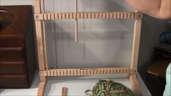 How to Weave with a loom - Dowel Placement